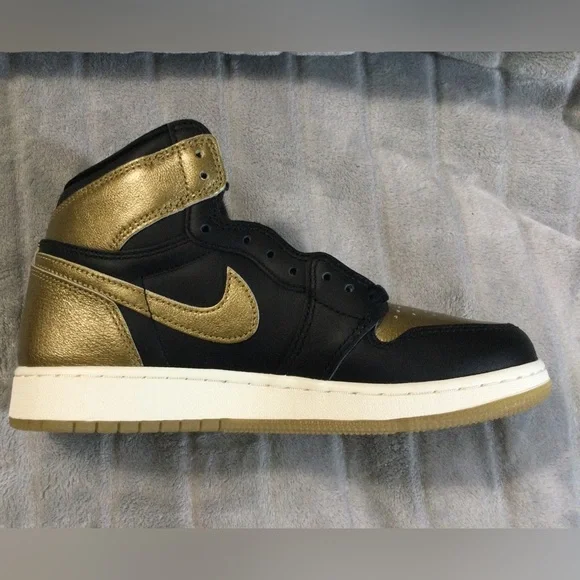 Nike Air Jordan 1 Retro High OG Black/Metallic Gold Size 6Y - Picture 13 of 15